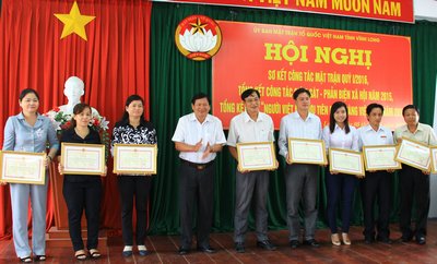  Khen thưởng các tập thể và cá nhân có nhiều thành tích trong tuyên truyền và sử dụng hàng Việt.