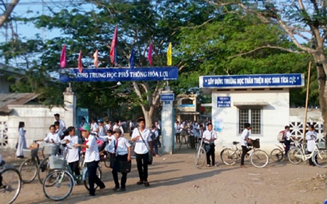 Cổng Trường THPT Hoà Lợi, nơi nhóm thanh niên ngáo đá chờ truy sát học sinh.