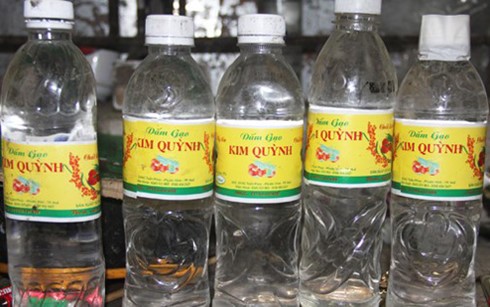 Dấm gạo nhãn hiệu Kim Quỳnh được sản xuất với công thức dùng acetic acid pha với nước lã.
