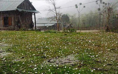 Vào khoảng 16 giờ ngày 9/4, mưa đá xảy ra trên diện rộng tại xã Mai Sơn, huyện Tương Dương, tỉnh Nghệ An - Ảnh: Bùi Lan