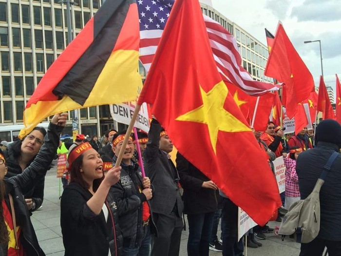 Nhiều người nước ngoài cũng tham gia cuộc biểu tình ở Berlin, Đức cùng bà con Việt kiều