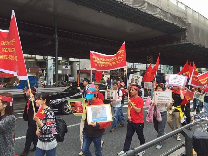 Đoàn biểu tình hướng về phía Đại sứ quán Trung Quốc ở Tokyo