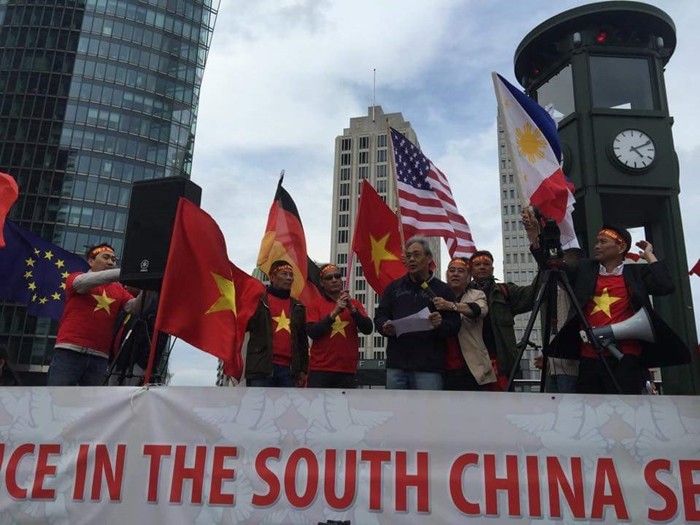 Quốc kỳ nhiều nước xuất hiện chung trong cuộc biểu tình phản đối Trung Quốc