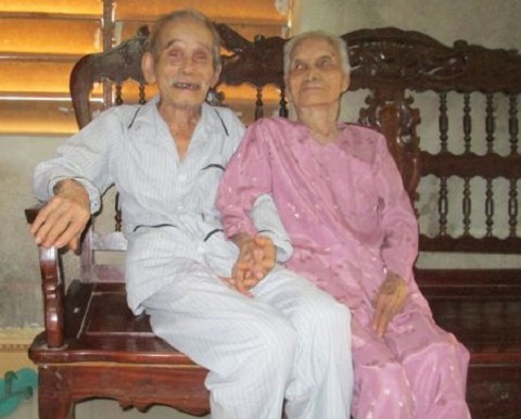 Hình ảnh cặp vợ chồng lớn tuổi nhất thế giới.