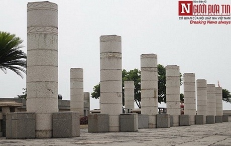 54 cột đá tượng trưng cho 54 dân tộc anh em trong cộng đồng dân tộc Việt Nam. 