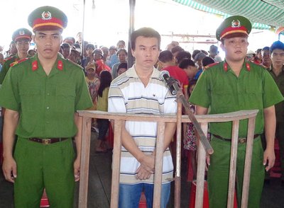 Đối tượng Phạm Minh Trường ra tòa lãnh án tội “Chống người thi hành công vụ.    