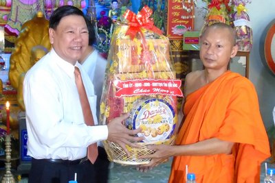 Bí thư Tỉnh ủy- Trần Văn Rón trao quà, chúc tết cổ truyền cho chùa Hạnh Phúc Tăng.