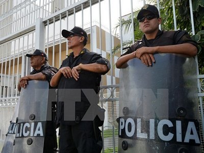  Cảnh sát gác bên ngoài văn phòng đại diện của Công ty luật Mossack Fonseca ở Lima. (Nguồn: AFP/TTXVN)