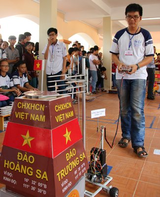 Hình ảnh quần đảo Hoàng Sa, Trường Sa trong cuộc thi Robocon tại Trường THPT Chuyên Nguyễn Bỉnh Khiêm.