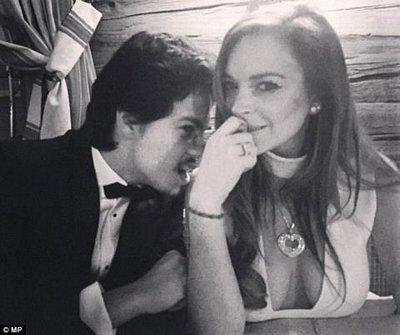 Lindsay Lohan và bạn trai mới, Egor Tarabasov. Trên ngón tay đeo nhẫn cưới của cô là chiếc nhẫn kim cương