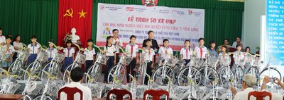  Tặng xe đạp cho học sinh nghèo.