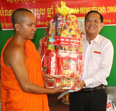 Trưởng ban Tuyên giáo Tỉnh ủy- Nguyễn Bách Khoa tặng quà tết cho chùa Munibôtum Mỹ Bồn 