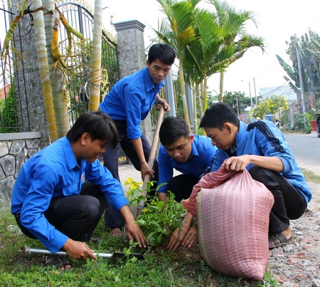 Bạn trẻ hăng hái tham gia trồng cây xanh bảo vệ môi trường ở xã Phước Hậu.