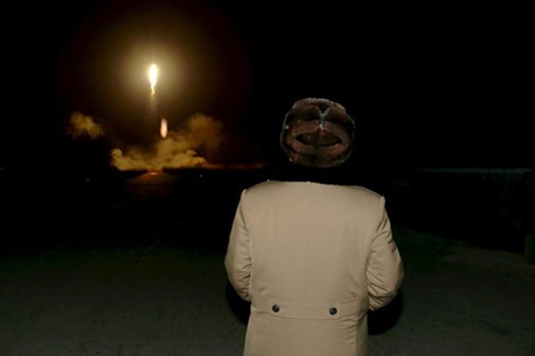 Lãnh đạo Triều Tiên Kim Jong-un quan sát một cuộc diễn tập phóng tên lửa đạn đạo, bức ảnh được Bình Nhưỡng công bố hôm 11/3.(ảnh: Reuters)