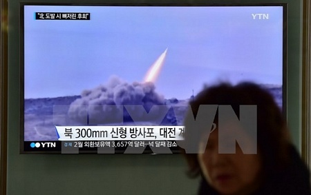 Truyền hình Hàn Quốc đưa tin về một vụ phóng tên lửa của Triều Tiên. (Nguồn: AFP/TTXVN)