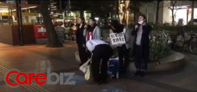 Những người dân hát trên phố để quyên tiền ủng hộ cho nạn nhân động đất tại Kumamoto (H. Quang)