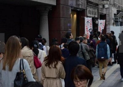Hàng dài người dân xếp hàng từ sớm trước cửa hàng đặc sản Kumamoto ở Ginza - Tokyo - Nhật (Ảnh: Yahoo Japan)
