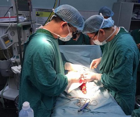 Các bác sĩ thực hiện phẫu thuật khâu nối dương vật cho bệnh nhi Nguyễn V.L. - Ảnh do bác sĩ cung cấp
