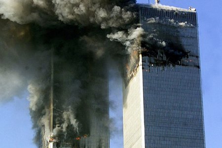 Tào tháp đôi Trung tâm Thương mại Thế giới (WTC) bị phá hủy ngày 11/9/2001. Ảnh: Reuters