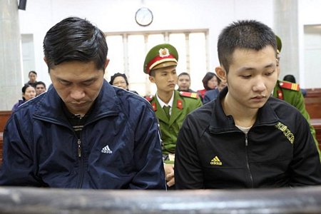 Bị cáo Tường và Khánh (phải) tại tòa. Ảnh: Bảo Lâm.