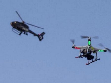 Một vật thể bay đang bay dưới một máy bay trực thăng. Ảnh minh họa: Reuters