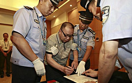 Quan chức tham nhũng là đối tượng của hình phạt bổ sung đối với tội biển thủ và nhận hối lộ ở Trung Quốc (Ảnh minh họa: Reuters)