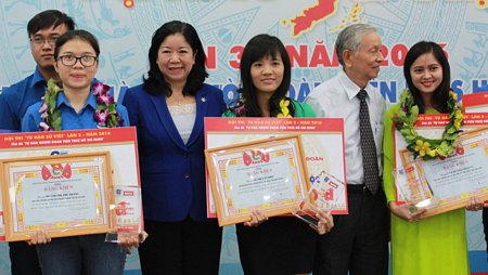  Lâm Huỳnh Thảo Vy (bìa phải) tại lễ trao giải . ẢNH: TTO