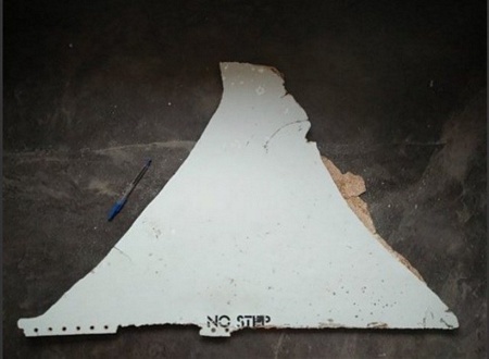 Mảnh vỡ có chữ “No step” được tìm thấy ở Mozambique. (Ảnh: ATSB)