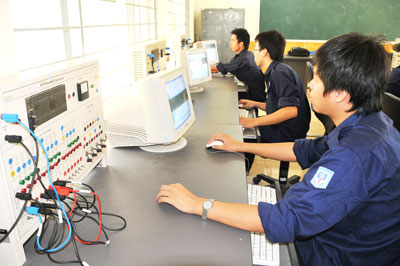 Học viên hệ trung cấp khoa Điện công nghiệp trường Cao đẳng Kinh tế Kỹ thuật Phú Lâm trong giờ thực tập. Ảnh: MAI HẢI