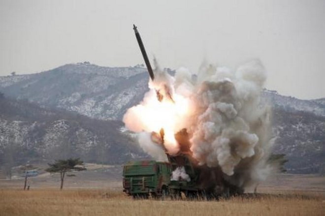 Hệ thống phóng rocket đa nòng mới của Triều Tiên. (Nguồn: Reuters)