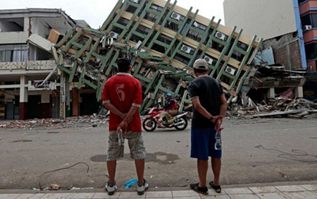 Trận động đất mạnh 7,8 độ richter và các dư chấn đã gây thiệt hại nặng nề cho Ecuador. (Ảnh: AFP)