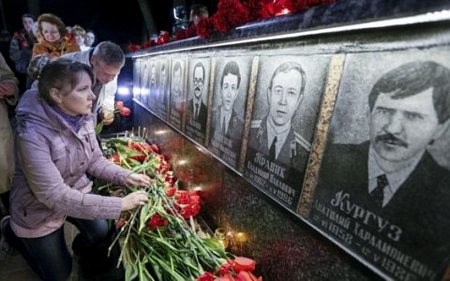 Những người dự lễ tưởng niệm đặt hoa để tưởng nhớ những người đã thiệt mạng trong thảm họa hạt nhân. Ảnh BBC