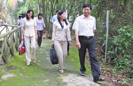 Đại biểu Nguyễn Văn Nhỏ (bìa phải) trong chuyến khảo sát thực tế tại Khu di tích lịch sử cách mạng Cái Ngang.