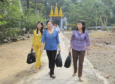 Đại biểu Nguyễn Ngọc Truyền (giữa) trong chuyến khảo sát thực tế tại chùa Hạnh Phúc Tăng.
