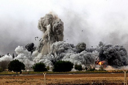 Liên quân không kích một địa điểm của IS - Ảnh: AFP