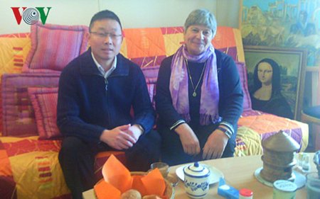 Tác giả Phạm Phú Cường (trái) và bà Midani.