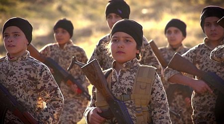 Đạo quân gồm toàn trẻ mồ côi của IS (Nguồn: RT)