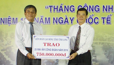 Ông Huỳnh Bá Long- Chủ tịch LĐLĐ tỉnh (phải) trao biểu trưng phân bổ nhà “Mái ấm Công đoàn” cho Công đoàn các khu công nghiệp tỉnh. 