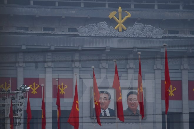 Chân dung cố Lãnh tụ Kim Nhật Thành và cố lãnh đạo Kim Jong-il tại Bình Nhưỡng ngày 25/4 vừa qua. (Ảnh: AFP/TTXVN)