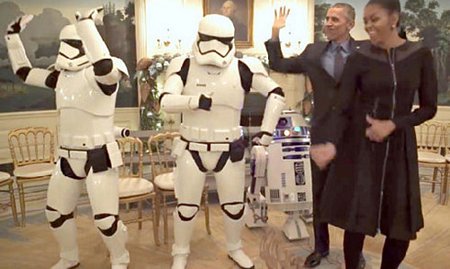 Tổng thống Obama và bà xã nhảy nhót vui nhộn với chiến binh Star Wars