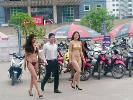 Hình ảnh PG mặc bikini tại Trần Anh 18 Phạm Hùng lan truyền trên mạng.