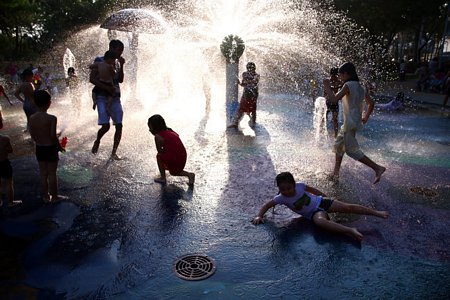 Trẻ em giải nhiệt tại công viên Gò Vấp, TP.HCM - Ảnh: Ngọc Dương