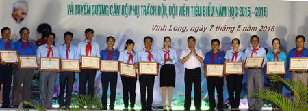 Bí thư Tỉnh ủy- Trần Văn Rón trao bằng khen UBND tỉnh cho các cá nhân tiêu biểu