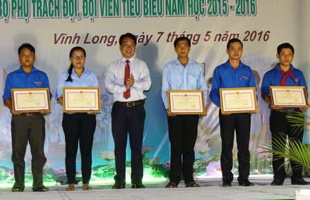  Phó Chủ tịch UBND tỉnh- Lữ Quang Ngời khen thưởng cho các tập thể tiêu biểu