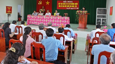 Ứng cử viên Đặng Thị Ngọc Thịnh tiếp thu và giải trình ý kiến, kiến nghị của cử tri tại buổi tiếp xúc. 