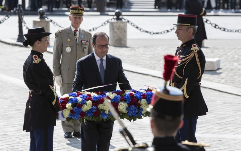 Tổng thổng Pháp dự lễ  kỷ niệm kết thúc Chiến tranh Thế giới thứ 2 tại chân tượng đài Tướng De Gaulle. Ảnh AFP