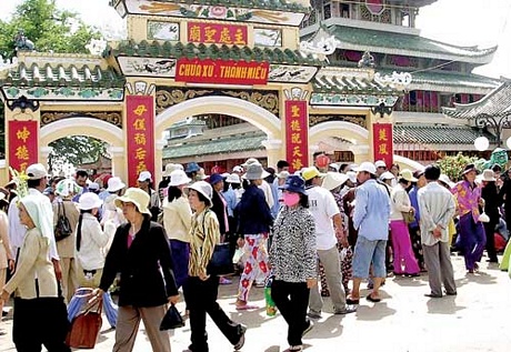 Lễ hội Vía Bà (Châu Đốc, An Giang) luôn thu hút đông đảo khách thập phương