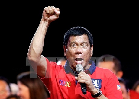 Ứng viên tranh cử Tổng thống Philippines Rodrigo Duterte phát biểu trước những người ủng hộ tại Manila ngày 7/5. (Nguồn: EPA/TTXVN)
