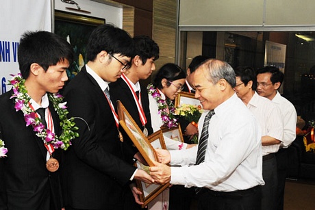 Thứ trưởng Bộ GD-ĐT Nguyễn Vinh Hiển chúc mừng các em đội tuyển Olympic 