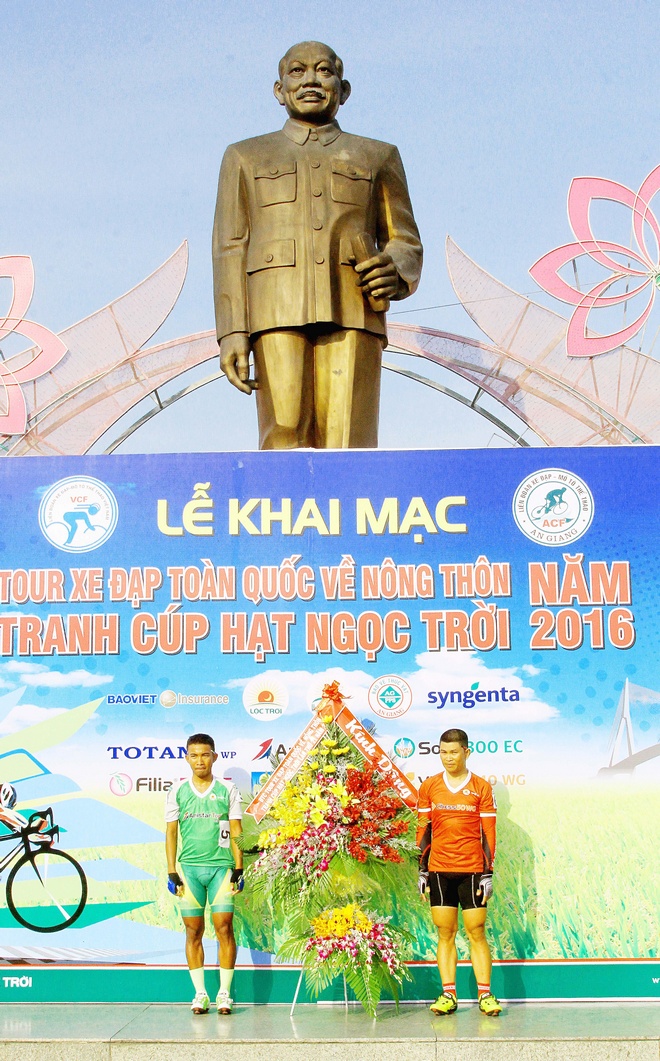 Đại diện các VĐV dâng hoa tại tượng đài Chủ tịch Tôn Đức Thắng trong chương trình lễ khai mạc giải.
